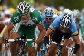 Thor Hushovd (vlevo) v c&iacute;li druh&eacute; etapy Tour de France.