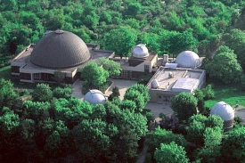 Největší kopule ukrývá planetárium, v dalších jsou dalekohledy.
