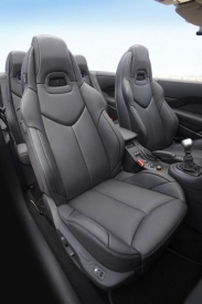 Výdechy klimatizace v opěrkách hlavy si Peugeot vypůjčil od Mercedesu.