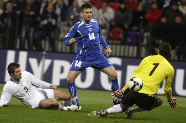 Fotbalový útočník Vedad Ibiševič v dresu bosenské reprezentace.