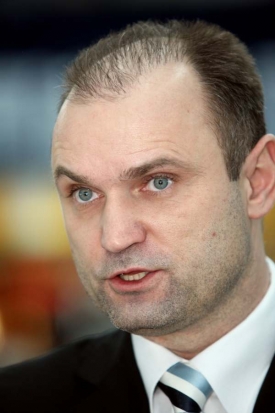 Ministr Langer chce nech&aacute;vat vyloučit fanou&scaron;ky z přepravy.