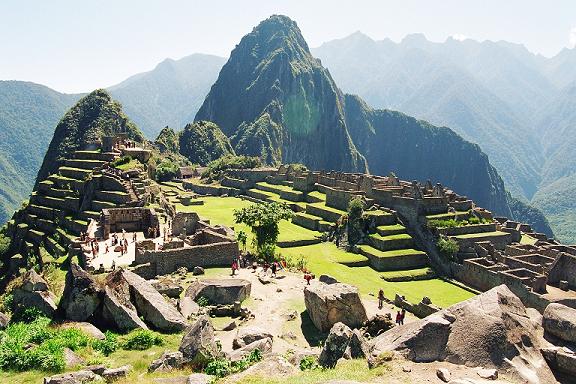  V Peru představují hrozbu pro někdejší inckou metropoli Machu Picchu v peruánských Andách nechráněné turistické cesty.  