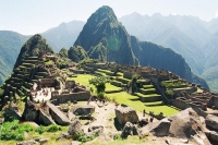 V Peru zase nechráněné turistické cesty představují hrozbu pro někdejší inckou metropoli Machu Picchu v peruánských Andách. V Peru nechráněné turistické cesty představují hrozbu pro někdejší inckou metropoli Machu Picchu v peruánských Andách.