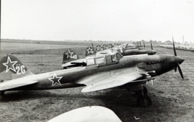 Sovětsk&eacute; Ilju&scaron;iny Il-2 na archivn&iacute;m sn&iacute;mku.