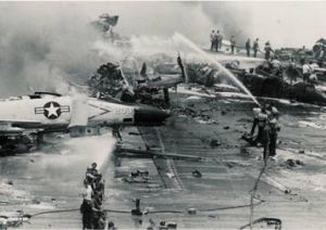 McCain přežil i pož&aacute;r na palubě USS Forrestal