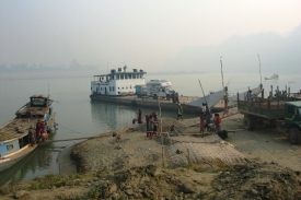 Přívoz přes Chindwin Myit Kalewa, Myanmar, březen 2004.
