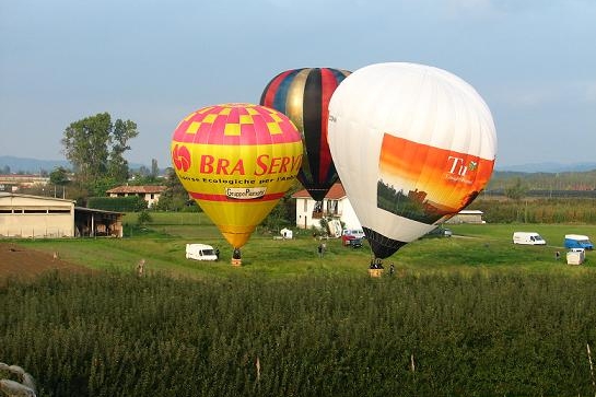 I přes velkou výšku balónu stačí zkušenému pilotovi malý kus rovné zelené plochy, aby mohl balón „nastartovat“ a připravit k odletu.