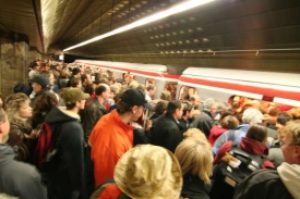 Stanice Můstek. Stovky lidí bez šance dostat se na přehlídku.