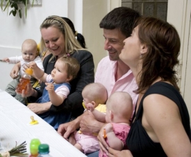 Hanka Kynychov&aacute; (vpravo) s dvojčaty a manželem.