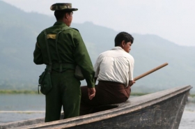 Voj&aacute;ci v Barmě nejsou v&scaron;udypř&iacute;tomn&iacute;, ale narazit na ně lze často.