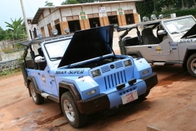 P&yacute;cha junty, vlastn&iacute; auto. Je ale složeno z d&iacute;lů z Japonska a Č&iacute;ny.