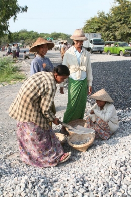 Ženy pracuj&iacute; na stavbě silnice. Č&aacute;st z těchto prac&iacute; je nucen&aacute;.