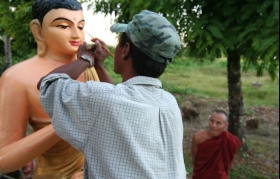 Stovky Buddhů u pagody v Myisťině potřebuj&iacute; trvalou &uacute;držbu.