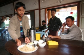 Dětsk&aacute; pr&aacute;ce v kačjinsk&eacute; restauraci. Poměrně běžn&yacute; obr&aacute;zekv Asii.