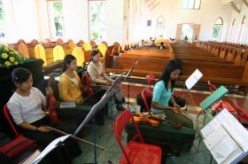 Mlad&iacute; hudebn&iacute;c&iacute; se přiravuj&iacute; na m&scaron;i v křesťansk&eacute;m kostele v Myisťině.