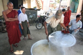 V kuchyni se kouř&iacute; z kotlů. Při slavnosti noviců je hostem každ&yacute;.