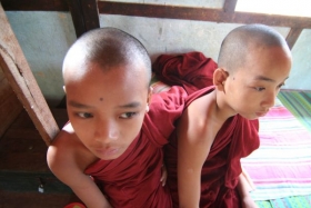 Mn&iacute;&scaron;ci v jednom z kl&aacute;&scaron;terů v Kačjinsk&eacute;m st&aacute;tě.