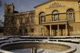 Na dvoře zámku objevili archeologové pozůstatky hradu. Na dvoře zámku objevili archeologové pozůstatky hradu.