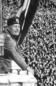 Benito Mussolini promlouv&aacute; k davům.