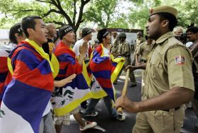 Protibetští demonstranti proti policejní přesile v Dillí. Protibetští demonstranti proti policejní přesile v Dillí.