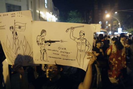 Realita. T&eacute;měř bezbrann&aacute; policie proti po zuby ozbrojen&yacute;m teroristům.