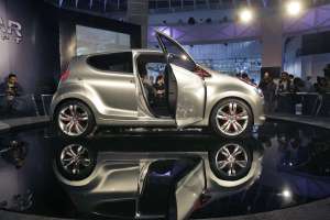 Autosalon v indickém Dillí přilákal automobilky z celého světa.