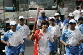 Jakarta. jednou z nositelek pochodně byla indonéská badmintonistka.