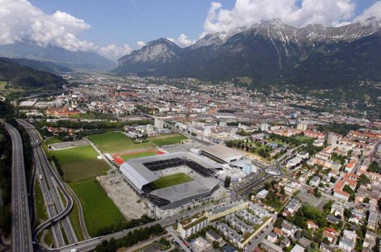 Nádherné panorama Innsbrucku a stadionu Tivoli v sevření Alp.