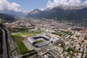 N&aacute;dhern&eacute; panorama Innsbrucku a stadionu Tivoli v sevřen&iacute; Alp.
