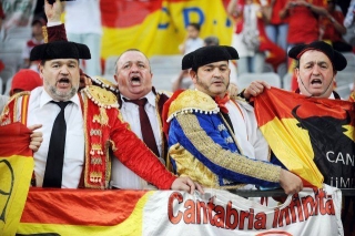Ol&eacute;.... &Scaron;paněl&scaron;t&iacute; fandov&eacute; na tribuně stadionu Tivoli.