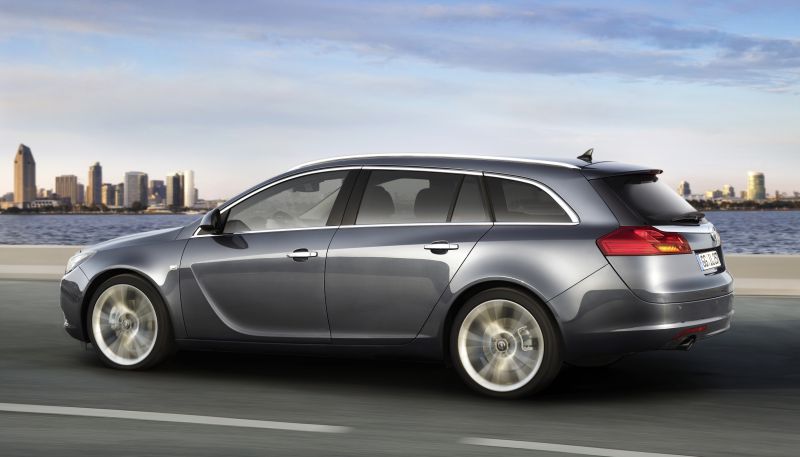 Oproti sedanu je Sports Tourer o devět centimetrů delší.