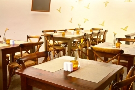 Interi&eacute;r restaurace Tlust&aacute; kachna.