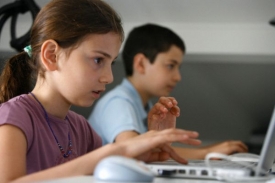 Lidé si domů internet pořizují hlavně kvůli dětem.