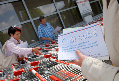 Zemědělci rozdávají před hypermarkety firmy Interspar protestní letáčky.