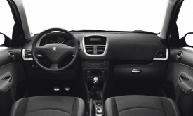 Detaily interiéru byly údajně inspirovány světem motocyklů, celý ale připomíná spíše ten v Peugeotu 207.