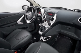 Interi&eacute;r &bdquo;k&aacute;čka&ldquo; m&aacute; stejn&eacute; uspoř&aacute;d&aacute;n&iacute; jak Fiat 500, ale vět&scaron;ina ovladačů a tlač&iacute;tek je jin&aacute;.