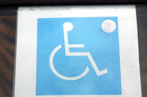 Invalida se vydával za kontrolora a vybíral pokuty. Invalida se vydával za kontrolora a vybíral pokuty.