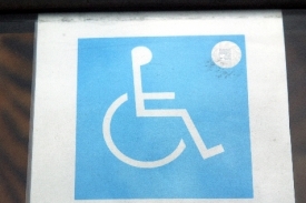 Invalida se vyd&aacute;val za kontrolora a vyb&iacute;ral pokuty.