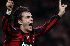 Filippo Inzaghi se raduje z rekordní branky do sítě Celtiku.
