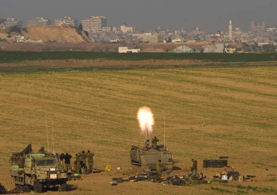 Izraelská artilerie ostřeluje město Gaza. Izraelská artilerie ostřeluje město Gaza.