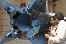 Prezident Ahmadínežád u nového raketového trumfu Íránu.