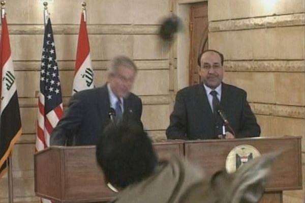Bush ubybající botám. Kdo je ale vyrobil? Bush ubybající botám. Kdo je ale vyrobil?