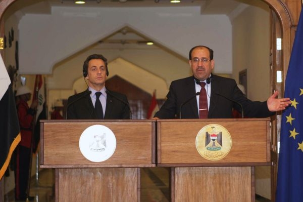 Núrí Málikí (vpravo) s Nicolasem Sarkozym na tiskové konferenci.