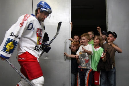 Příchod na trénink před moskevským šampionátem. Zbyněk Irgl získal v roce 2000 s juniorskou reprezentací světové zlato, současná česká mládež už na elitní týmy nestačí.