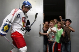Příchod na trénink před moskevským šampionátem. Zbyněk Irgl získal v roce 2000 s juniorskou reprezentací světové zlato, současná česká mládež už na elitní týmy nestačí.