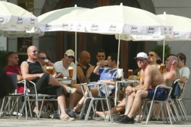 Turisti vychutn&aacute;vaj&iacute; slunce a pivo. (Ilustračn&iacute; foto)