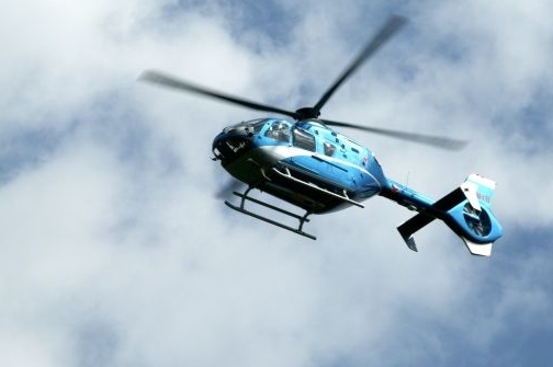 Po lidech, kteří spadli do řeky, pátrá policejní vrtulník.