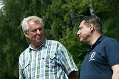 ,,Velk&aacute; koalice by byla podvodem na volič&iacute;ch,&ldquo; napsal před volbami ve společn&eacute;m čl&aacute;nku s Milo&scaron;em Zemanem tehdej&scaron;&iacute; premi&eacute;r Paroubek.