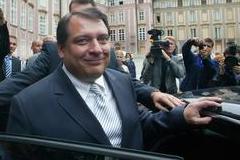 Premiér se sice omluvil všem, koho poslechem vtipů o Romech urazil, novinové texty však označil za "mediální kampaň" a "účelový politický útok".