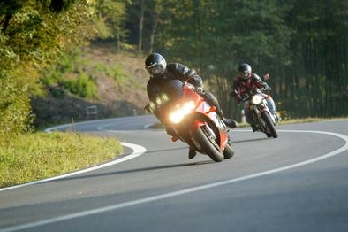 motocyklisté na silnici I/9